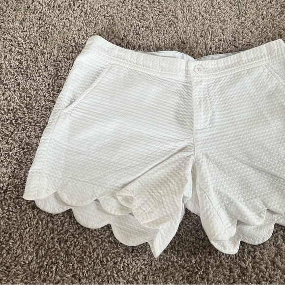 {Lilly Pulitzer} White Scalloped Buttercup Shorts - Picture 2 of 10